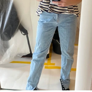 Jeans - Jeans från nakd, stl 32 men skulle även passa som stl 34. (Lånad bil) hon på bilden är 161cm. Priset går att diskutera 