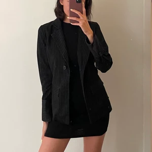 Kavaj med bälte NAKD - Mörkblå med ränder och snygga ärmar stl 36