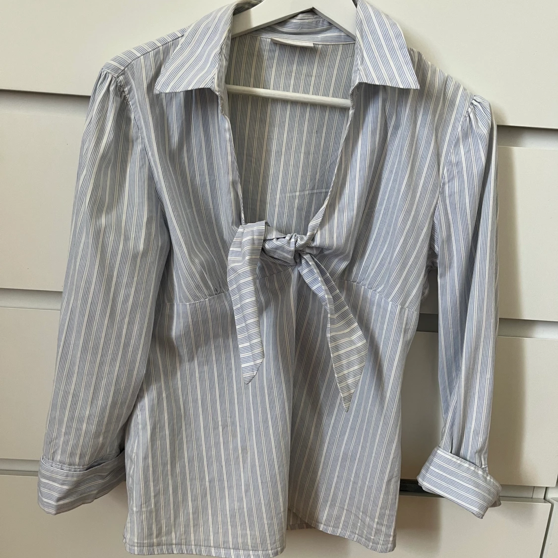 Skjorta med knyte fram