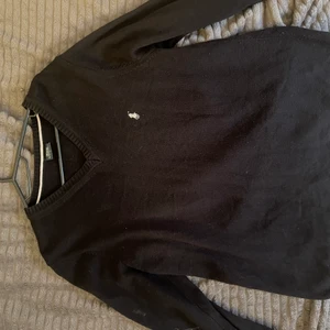 Polotröja  - En fin märkes tröja den är stor och väldigt bra skick passar dig som vill ha nåt lyxigt och fint på dig säljer den för 100 för att den är gamal dags och använd 3 gånger 