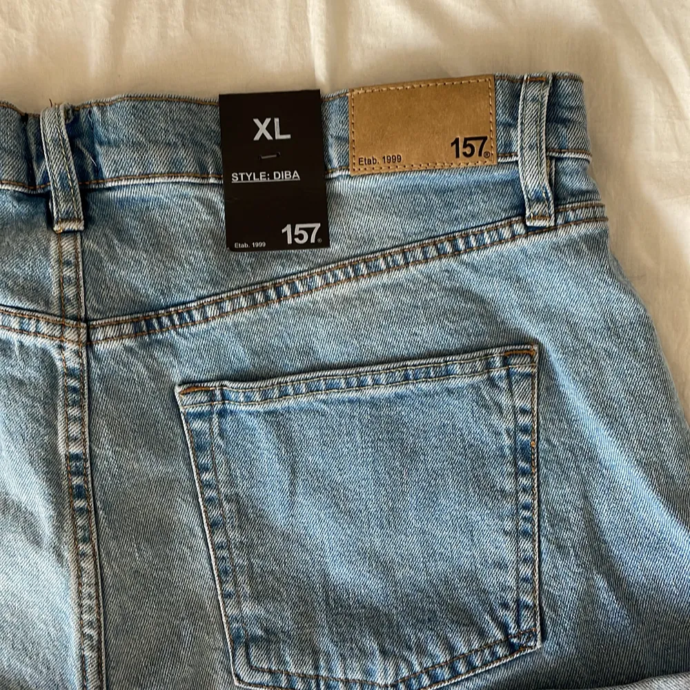 Snygga jeansshorts från lager 157. Aldrig använda som ni ser på bilden. Storlek XL. Frakt tillkommer . Shorts.
