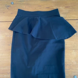 Kjol - En figursydd svart kjol i storlek S. Använd på bröllop en gång.