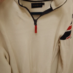 HENRII LLOYD tröjan vit fin ny  - HENRII LLOYD tröjan vit super mjuk o skön kan skickas finns i Visby stlnML 