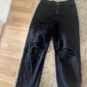 Jeans 👖  - Ett par perfekta jeans för dig som vill ha det tajt runt midjan och brett vid benen. Storlek M/S köpte online men passade tyvärr inte men fin. Säljer för 200kr priset kan diskuteras🤩