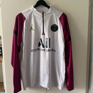Psg X Jordan, Kofta - Plagget är helt ny och funkar för både könet.   Pris; 600kr.   Vuxen Storlek: L skulle kunna passa för dig som har  storlek S till till och med   Byxan finns till plagget