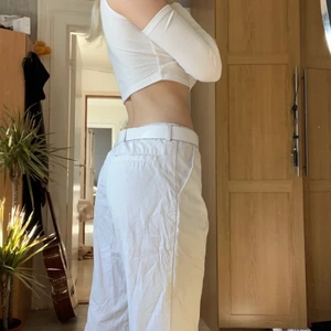 vita byxor  - skiiitsnygga vintage byxor, säljer för att jag har ett annat likadant par, liiite för korta för mig som är ca 170cm, men annars inga fel! midjan är också för stor för mig men med bälte funkar det toppen