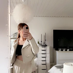 Skinnjacka  - Säljer min superfina skinnjacka i beige. Storlek M från zalando. Använd ett fåtal gånger.