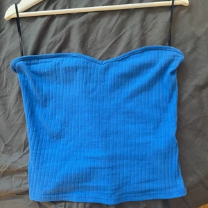 Bandeau topp i strl S - Fin blå topp som aldrig kommer till användning för mig!