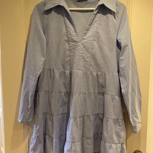 Zara klänning - En blå klänning från zara i storlek S. Nytt skick, har bara använt 3 gånger❤️ Blev för kort så kunde inte ha den längre😘 230kr