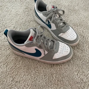 Nike skor, storlek 38 - Säljer mina ganska nyköpta Nike skor i ljus grå, vit och blå. Ser helt nya ut utöver creasen. Storlek 38💕