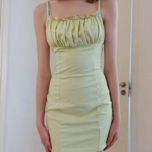 Ljusgrön klänning - Säljer denna ljusgröna rynkade bodycon klänningen. Passar XS-S. 💝 TRYCK INTE PÅ KÖP NU 