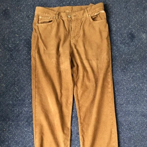 sweet sktbs manchesterbyxor i nyskick!! - säljer detta par av manchesterbyxor från sweet sktbs!! nyskick, har bara används en gång:) säljer pga att de inte passar mig, kan användas som både lowrise o high rise, fiten på byxbenen är loose och straight