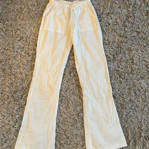 Linne byxor  - Ett par linne byxor i storlek s skulle dock säga att de är mer xs. Heöy nya och endast provade. Säljer då de var lite små, de de sådär jag inte har någon bild med dem på