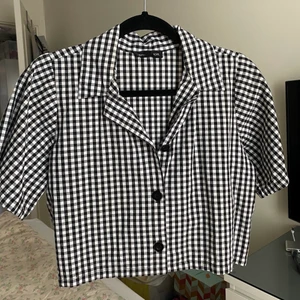Gingham skjorta - Croppad kortärmad skjorta med gingham-mönster från märket Wednesday Girl köpt på ASOS. Använd 3 ggr. 💙
