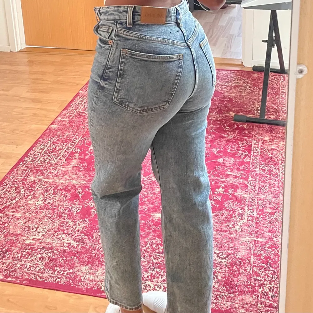 Streatchiga high waist monki jeans!! ÄLSKAR men har blivit för små för mig😭 ❤️ Sparsamt använda och inga defekter!! Jag är 164 å dem stannar vid anklarna på mig, (se bild 1&2 för att göra en egen uppfattning) 24 i waist, skulle säga att det motsvarar XS ❤️. Jeans & Byxor.