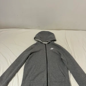 Nike hoodie  - Nike hoodie i storlek L 147-158. Den är använd och är lite solbränd runt huvan.