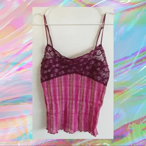 🥺 SÖTASTE linnet i rosa! - Himla gulligt linne med spets och halvtransparents. Lila och rosa nyanser, bilderna visar allt. Från märket Kookaï, står endast en 1 som storlek men jag gissar 36/38? Frakt tillkommer, jag samfraktar gärna och jag ansvarar inte för postens slarv!