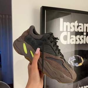 Knappt använda Yeezy 700 i klassiska Mauve 🤎💜 Lite små i storleken, skickas dubbelboxat med sin originalkartong