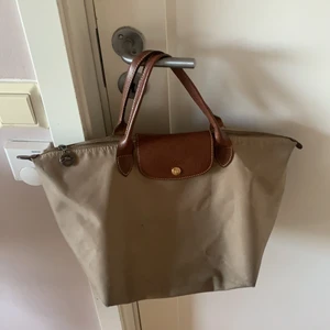 Longchamp väska - Äkta longchamp väska i beige färg, ihopvikbar.