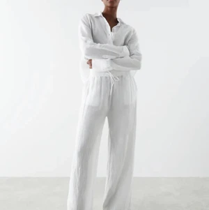 Vita linnebyxor Dina linen trousers  - Säljer slutsålda Linnebyxor från Ginatricot då dom är för stora, 36 men är för breda för min smak. Nytvättade och skrynkliga då jag försökte krympa dom. Säljer dom då det inte funka att krympa.