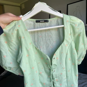 Mix av toppar  - Alla i strl XS, säljer 3st för 100kr, annars 40kr styck. Går även att blanda med de andra topparna på min sida. Frakt på 66kr tillkommer🥰