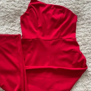 Jumpsuit strl L - Endast använd 1 gång. Materialet har dock blivit lite nopprigt, därav priset. Dock inget som syns tydligt! Väldigt stretch och bekväm⭐️