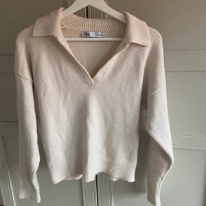 Stickad tröja - Jättefin stickad tröja från zara🤍 Skulle säga att den även passar en xs. Tredje bilden visar hur skicket är. Köpare står för frakt. 