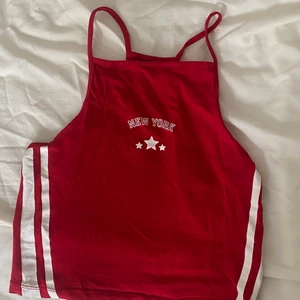 Rött linne - Säljer de här röda linnet då jag inte använder den längre. Köpt från HM i storlek XS och är i väldigt bra skick. Nypris ca 100kr. Säljer för 60kr. Köparen står för frakt eller så kan vi mötas💞