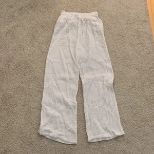 Vita linnebyxor  - Säljer ett par superfina linnebyxor från Gina Tricot. Nästan helt oanvända! Frakten ingår inte i priset!🤍🤍