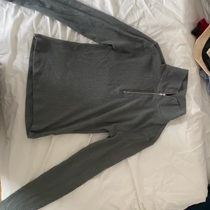 Tröja - Säljer den här super coola långärmade tröjan med en dragkedja. Köpt från Bikbok i storlek xs och använt ett flertal gånger. Nypris ca 290 men eftersom de är slitet så säljer jag de för 130kr. Köparen står för frakt eller så kan vi mötas upp 💖