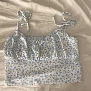 fin croptop från new yorker  - super fin croptop från new yorker i färgen blå och storleken xs 