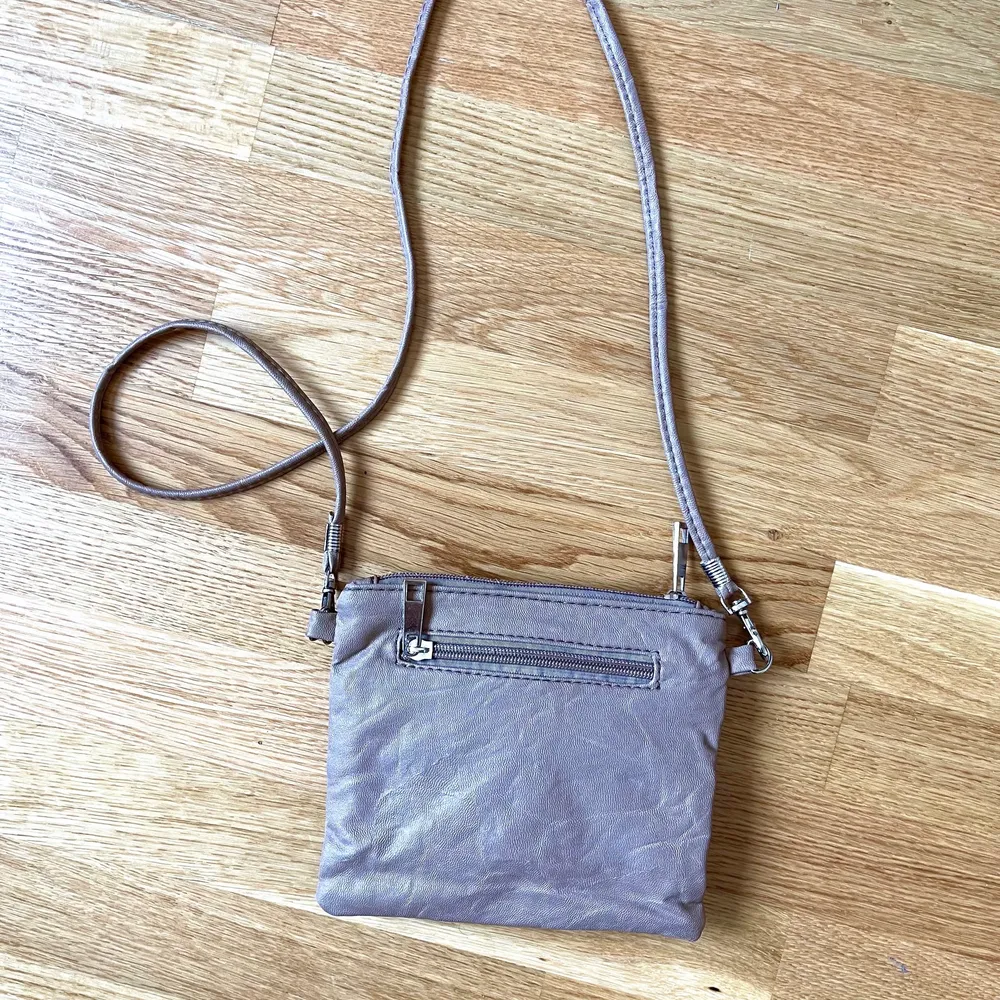 This bag is over the shoulder, it is Betsy small and on trend 👜, the color is between camel and beige. Free shipping within Sweden or meet up in Malmö.. Väskor.