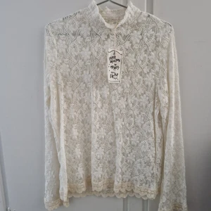 Spetstopp från Odd Molly - Helt oanvänd spetstopp från Odd Molly med tags kvar, nypris 1200 kronor 