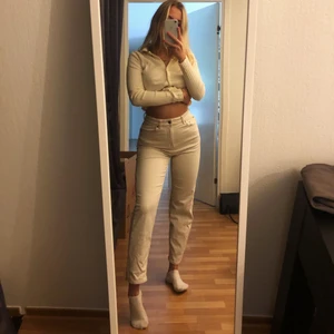 Jeans - Kräm Vit/beigea jeans. Galet sköna men inte min stil när de är så korta på mig. Jag är 170