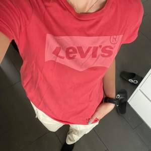 Röd och rosa tröja från Levi’s💗❤️