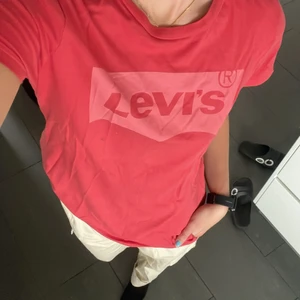 Levi’s tröja - Röd och rosa tröja från Levi’s💗❤️