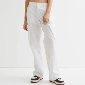 Cargo byxor - Säljer mina oanvända cargo byxor med lågmidja från hm. Dessa är väldigt eftertraktade och helt slutsålda online! Storlek 38 dvs en S/M❤️