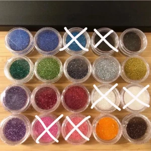 Glitter - Underbart fint glitter som passar till nagellack eller också sminket, det är bara fantasin som sätter stopp för vad man kan hitta på! 10kr/st eller 3 för 2:)❤️🧡💛💚💙💜 