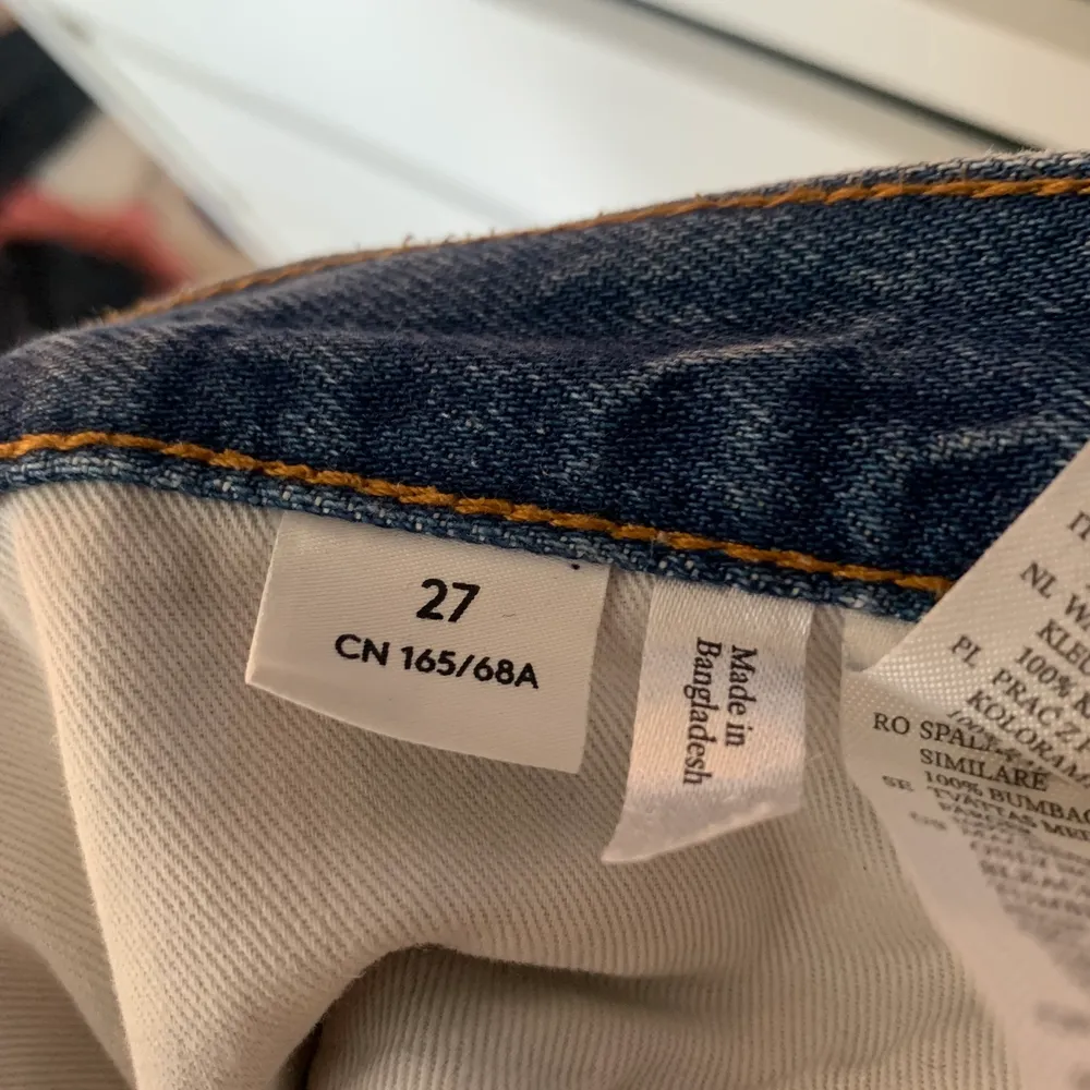 Superfina jeans med perfekt passform. Säljer pga jag aldrig använder de längre. I väldigt bra skick! Från monki. Nypris 400, frakt ingår ej❤️. Jeans & Byxor.