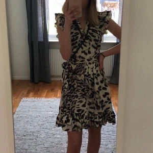 Leopardmönstrad sommarklänning  - Jättefin omlottklänning från ett dankst märke som tyvärr är för liten för mig!🥰 köpt för ca 2000kr och passar xs/s.