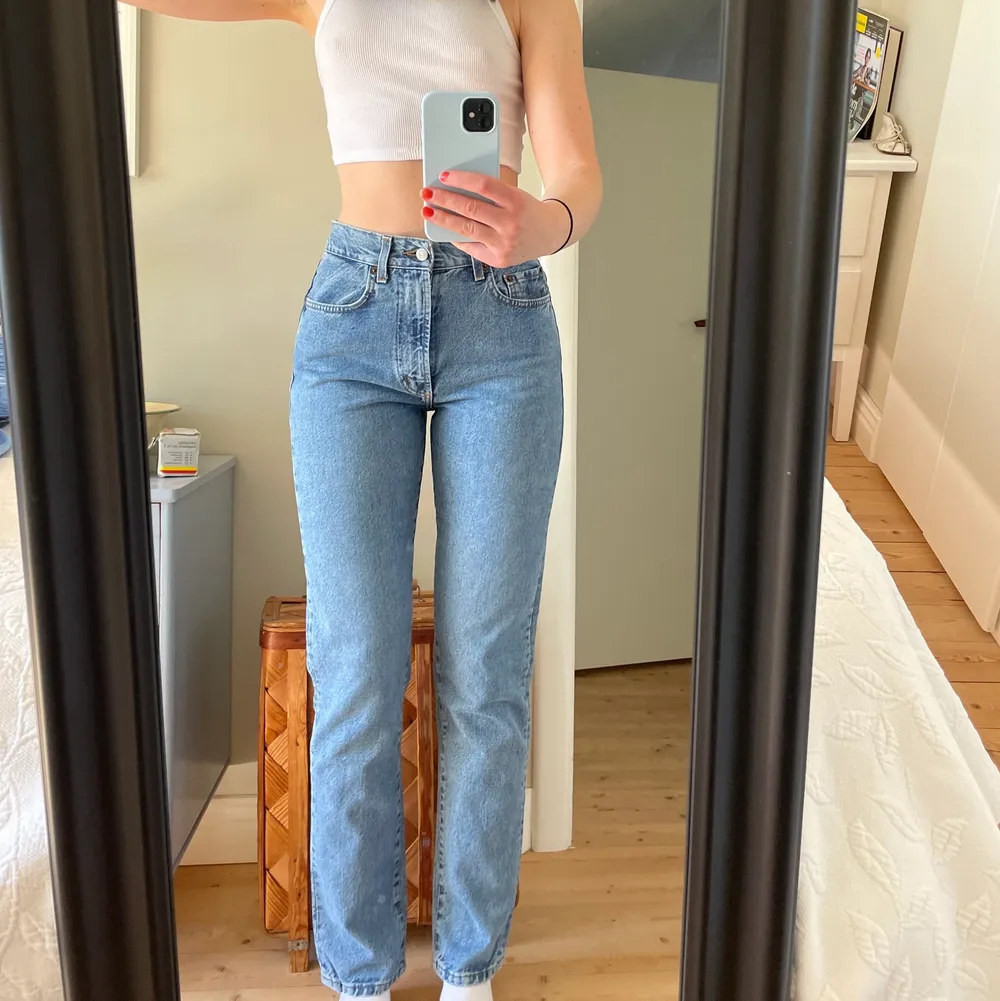 Supersnygga vintage jeans från crocker som passar mig som vanligtvis har 34 eller 36 i jeans och som är 176 cm lång🫶🏼 Frakten är 59kr!. Jeans & Byxor.