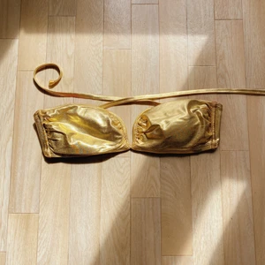 Bikini  - Bikini topp i guld! ⭐️ är för stor för mig, vilket gjort att den tyvärr inte använts! Är i toppkvalite😁