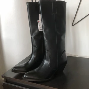 Cowboy stövlar - Helt nya cowboystövlar från Zara. Säljer pga att dom inte passar mig :/