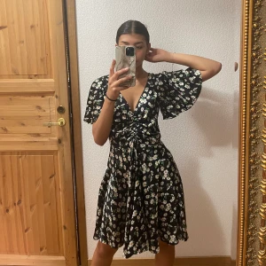 Klänning - Gulligaste sommarklänningen från bikbok i st xs. Använd ett fåtal gånger men i mycket gott skick. Frakt tillkommer 