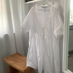 Sommarklänning  - Superduperfin sommarklänning från Zara👗💞 Säljs då den inte kommer till användning, köpt förra sommaren🌞  Använd max 1 gång, superfint skick!! (pris kan diskuteras!!)