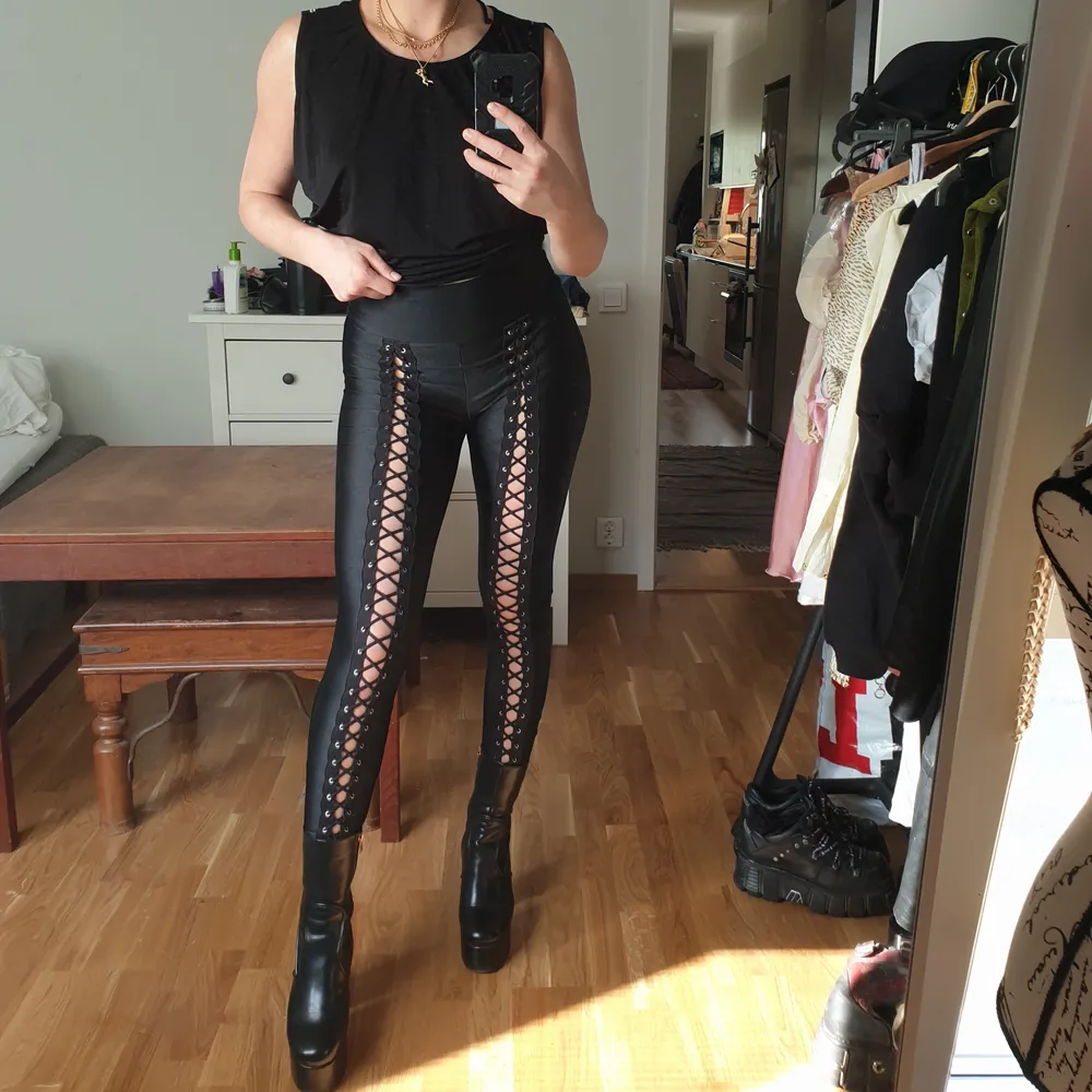People will LOVE you in these. I got so many compliments when i wore these beautiful laceup tights. Very stretchy so will fit anyone from XS-M. Jeans & Byxor.