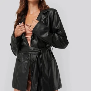 Nakd skinnblazer - Fin skinnblazer, använd vid 1 tillfälle. Från Erica Kvams kollektion med Nakd som är helt slutsåld, Storlek 36 Nypris 749kr så jag säljer den för 200kr+frakt 💕💕💕