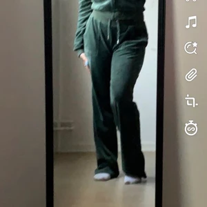 JUICY COUTURE  - S i överdelen och M i underdelen. Vill bara mötas upp FRAKTAR IT!