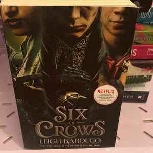 Six of crows bok - Säljer denna bok eftersom den tar förmatcher plats. Den är oanvänd och är i bra skick. Om du önskar efter fler bilder så kan du skriva privat. (Boken är på engelska)