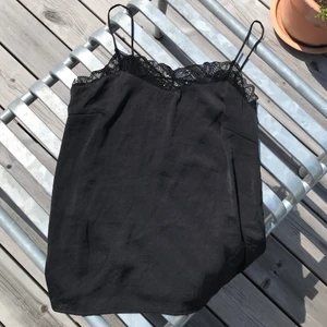 Svart Spetslinne - Snyggt svart spetslinne från Y.A.S, med lite detaljer i ryggen. Frakt ingår ej, kan även mötas upp i Göteborg!